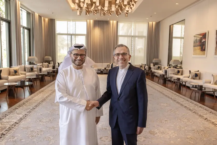 . Anwar Gargash, asesor diplomático del presidente de EAU, y Majid Takht en Dubai. (WAM)