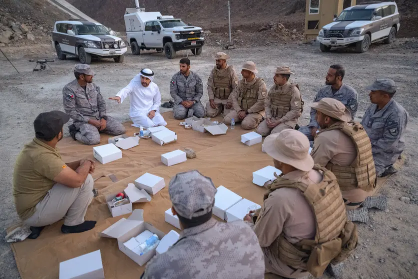 El príncipe heredero de Dubai junto a miembros de la guardia de fronteras. (X)