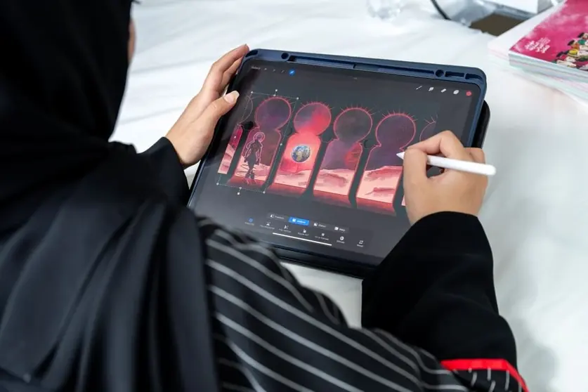 Una artista emiratí durante el taller. (WAM)