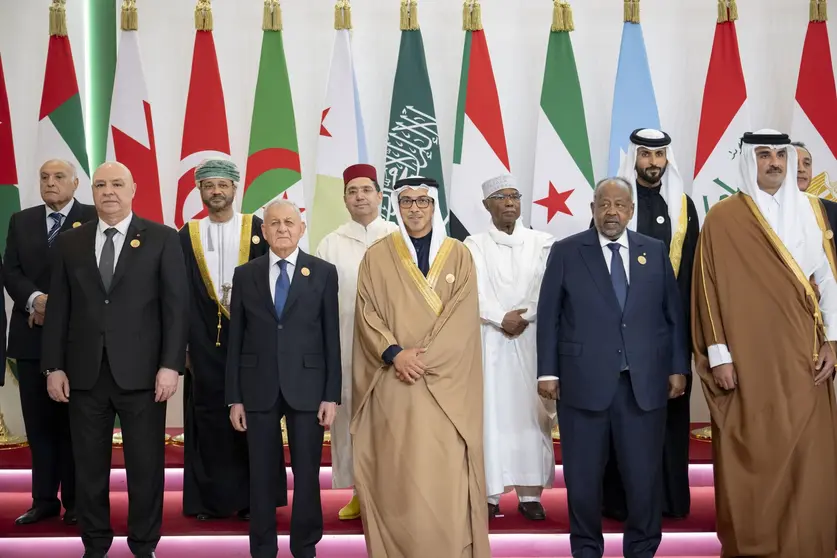 El jeque Mansour bin Zayed en el centro de la imagen en la Cumbre Árabe. (WAM)