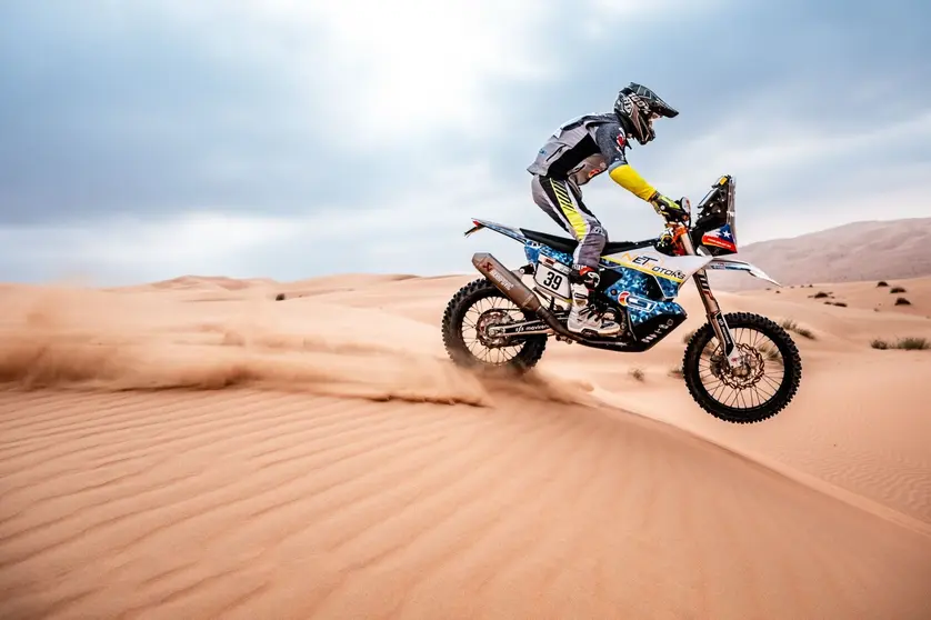 El chileno pilota su moto por el desierto de Abu Dhabi. (Cedida)