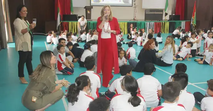 La directora de The Spanish School of Abu Dhabi, Eva Sánchez, se dirige a los alumnos. (EL CORREO)