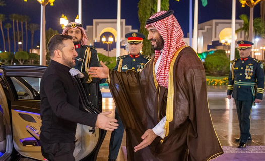Mohammed bin Salman bin Abdulaziz Al Saud, príncipe heredero y primer ministro de Arabia Saudí, recibe al presidente de Ucrania, Volodímir Zelenski. (SPA)