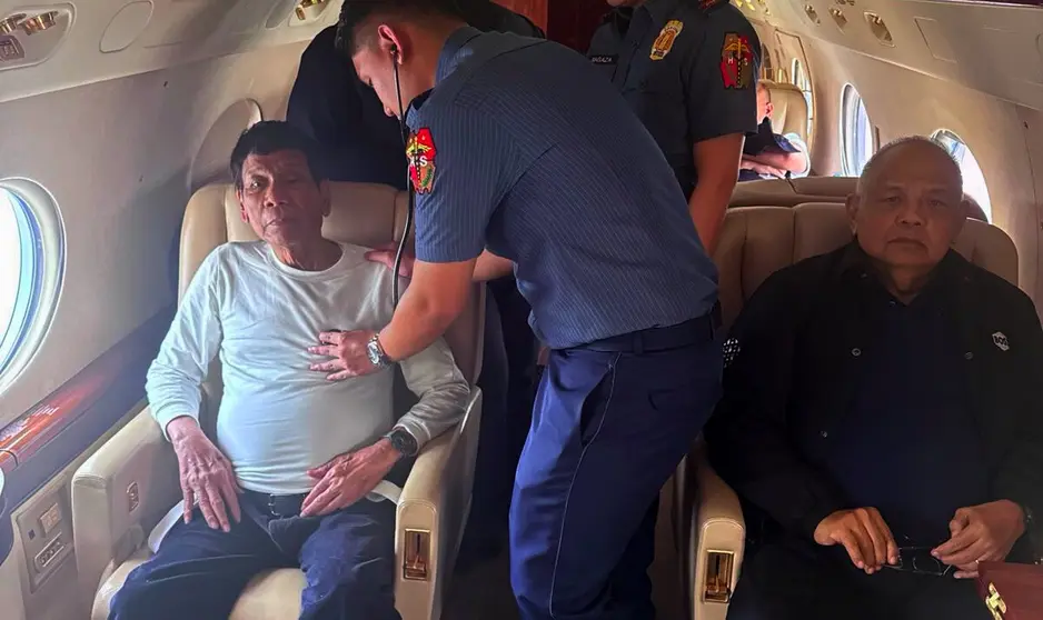 Duterte, en el avión que lo traslada a La Haya. (@ABSCBNNews)