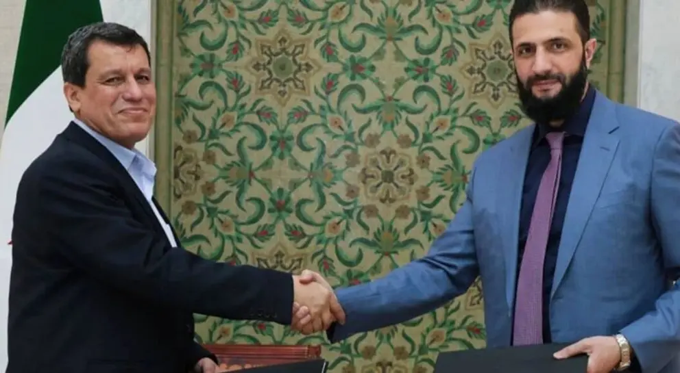 El presidente interino de Siria, Ahmed al Sharaa, y el comandante de las fuerzas kurdas sirias, Mazloum Abdi, se dan la mano después de que Siria alcanzara un acuerdo para integrar a las Fuerzas de Siria Democrática (FSD), lideradas por kurdos, en las instituciones estatales. (X)