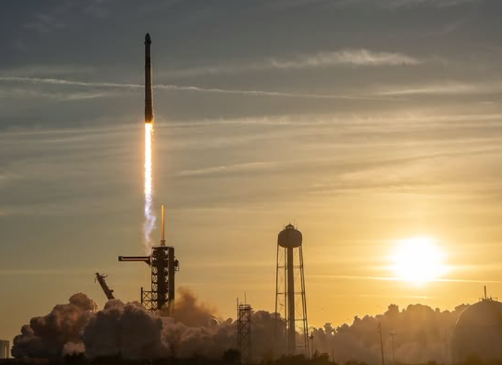 El satélite emiratí despega con éxito en California. (Instagram)