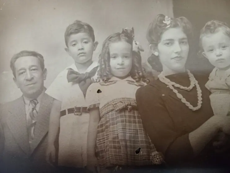 Pascual Guerrero padre y su esposa, María Luisa Arana, junto a sus tres hijos, Pascual, Alma y Fernando. (Cedida por Pascual Guerrero)