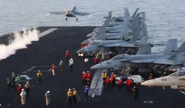 Avión despega para formar parte del ataque contra los hutíes en Yemen desde el portaaviones USS Harry S. Truman, de propulsión nuclear, mientras navega por el Mar Rojo. (Armada de Estados Unidos)