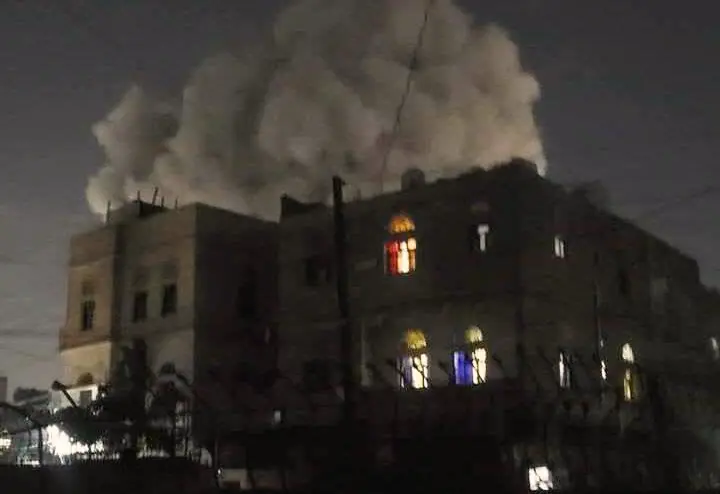 Edificio en llamas tras el ataque de Estados Unidos contra los hutíes en Yemen. (X)