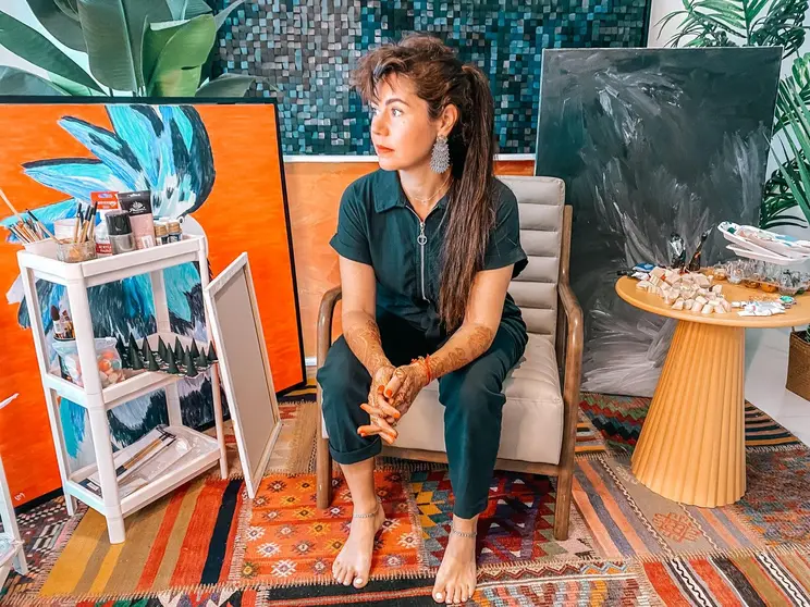Iris Morata junto a sus obras. (Cedida)