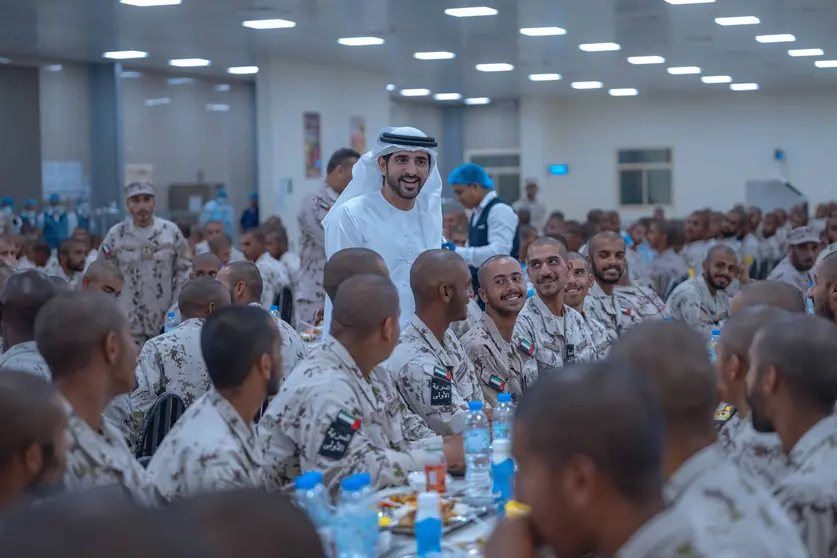El jeque Hamdan con los reclutas a la hora del iftar. (WAM)