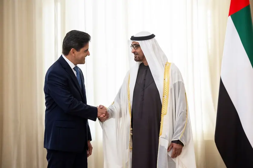 El embajador dominicano junto al presidente de EAU. (Cedida)