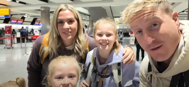 La familia antes de su vuelo en Emirates. (Youtube)