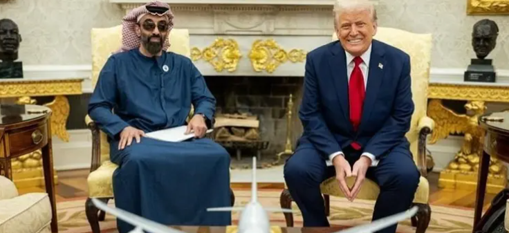 El jeque Tahnoon y Trump en la Casa Blanca. (X)