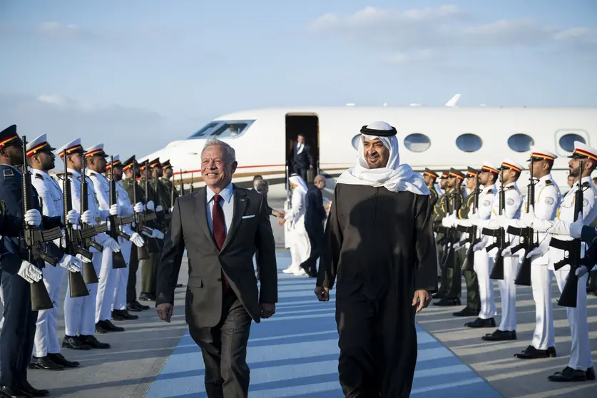 El rey de Jordania es recibido en Abu Dhabi por el presidente de Emiratos. (WAM)