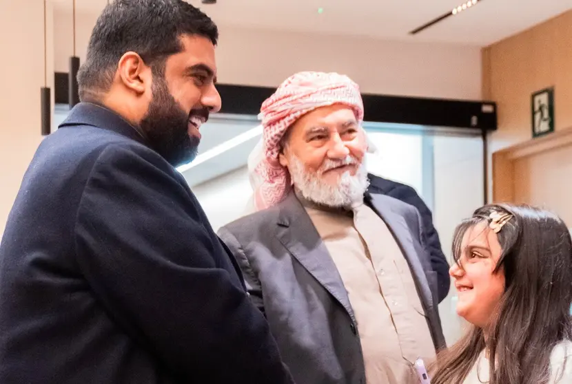 Ahmed Al Messabi conversa con emiratíes durante el iftar organizado en Barcelona por la Embajada de Emiratos Árabes en España. (Cedida)