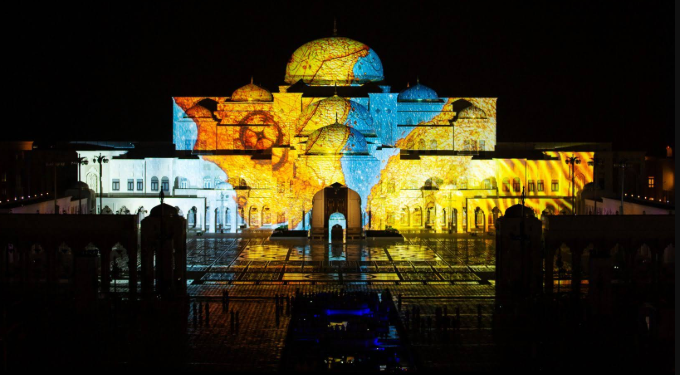 Qasr Al Watan iluminado. (X)