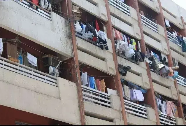 Ropa tendida en balcones de Emiratos Árabes (EL CORREO).
