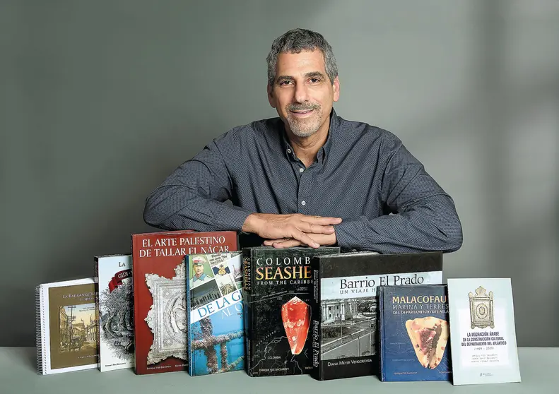 Enrique Yidi Daccarett, autor junto a Karen David Daccarett y Martha Lizcano, del libro 'El arte palestino del nácar'. (Fuente externa)