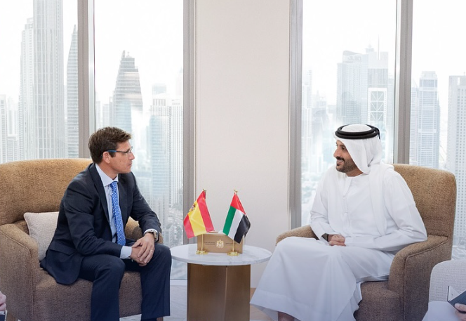 El ministro de Economía emiratí y el embajador español. (X)