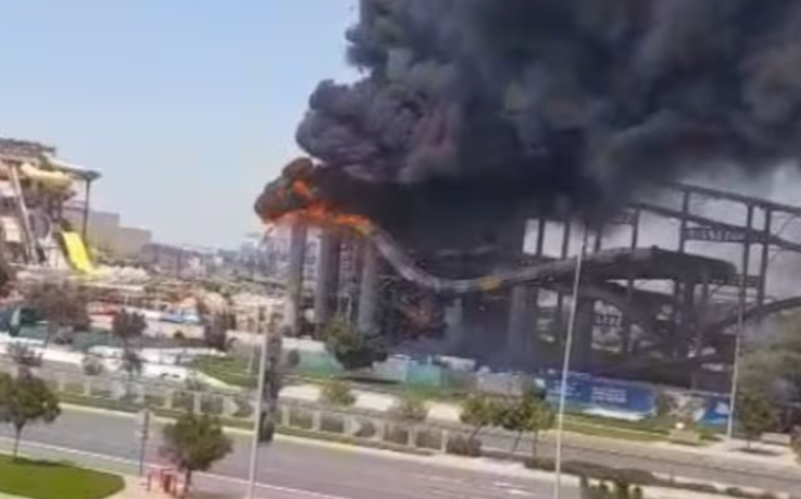 Imagen del incendio en el parque acuático de Yas Island en Abu Dhabi. (Fuente externa)