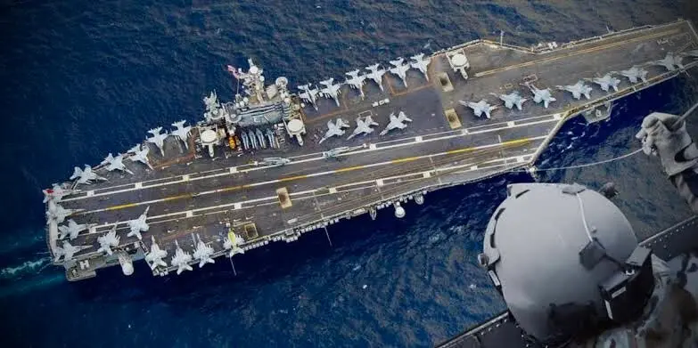 El portaaviones Carl Vinson. (X)