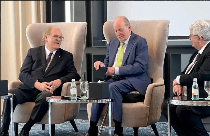 Encuentro entre los académicos y el Rey Juan Carlos I en Abu Dhabi. (raed.academy)