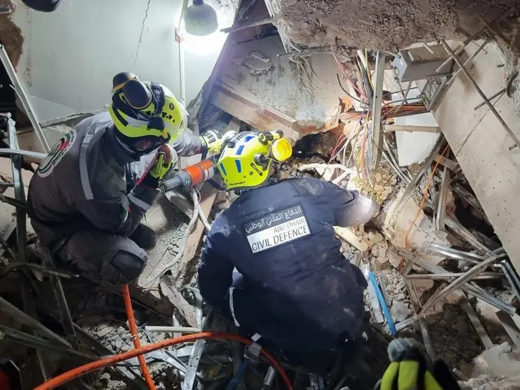 Efectivos emiratíes entre los escombros del terremoto. (WAM)
