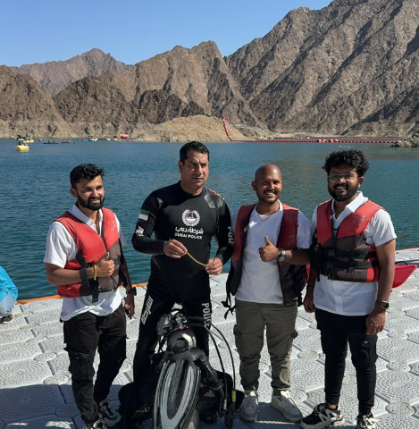 La Policía de Dubai difundió esta imagen de los rescatadores y el collar.