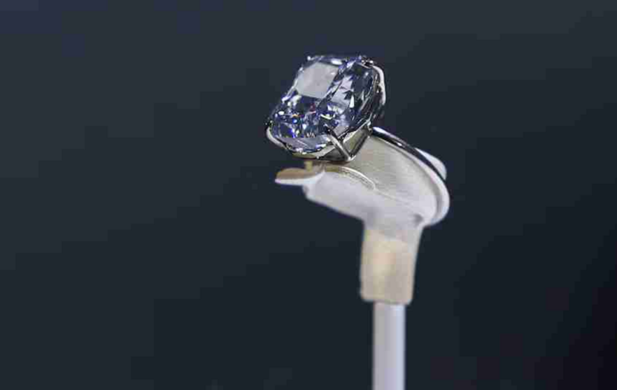 El diamante azul, estrella en Abu Dhabi. (X)