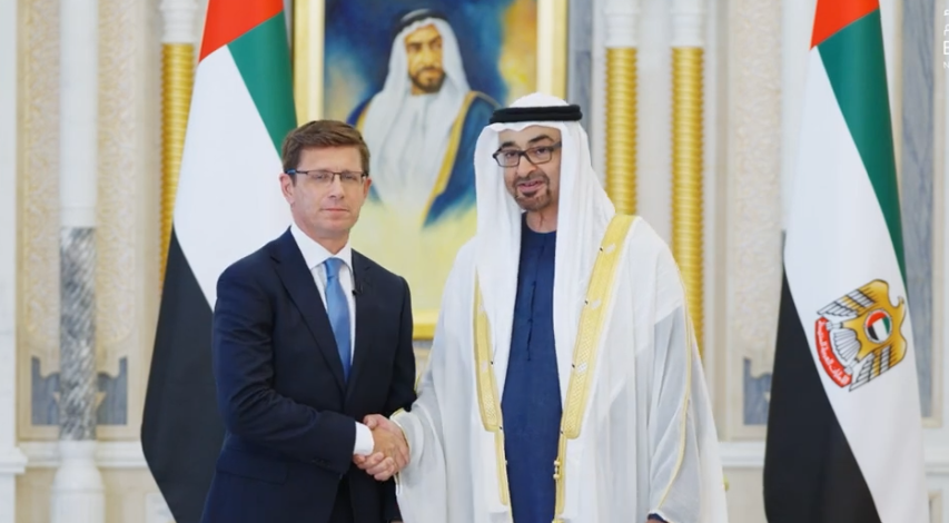 El embajador de España posa con el presidente de EAU. (WAM)