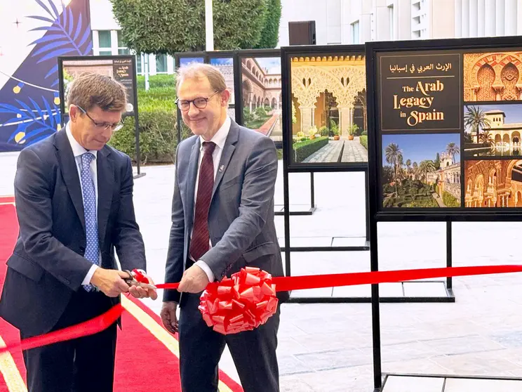 El embajador de España, Emilio Pin Godos -izquierda-, durante la inauguración en la Universidad Sorbonne Abu Dhabi de la exposición 'El legado árabe'. (Cedida)