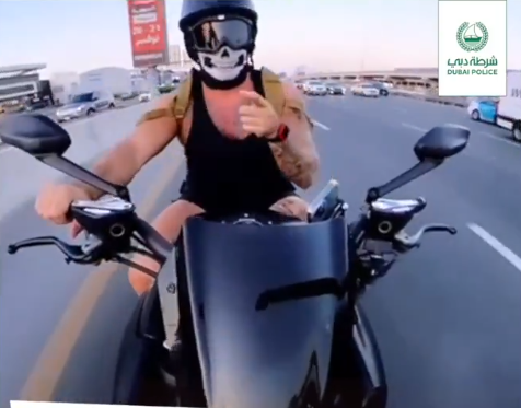 El motociclista detenido. (Dubai Police)