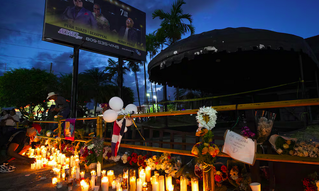 Cientos de personas han encendido velones, portado globos y colocado flores en la entrada de la discoteca. (Fuente externa)