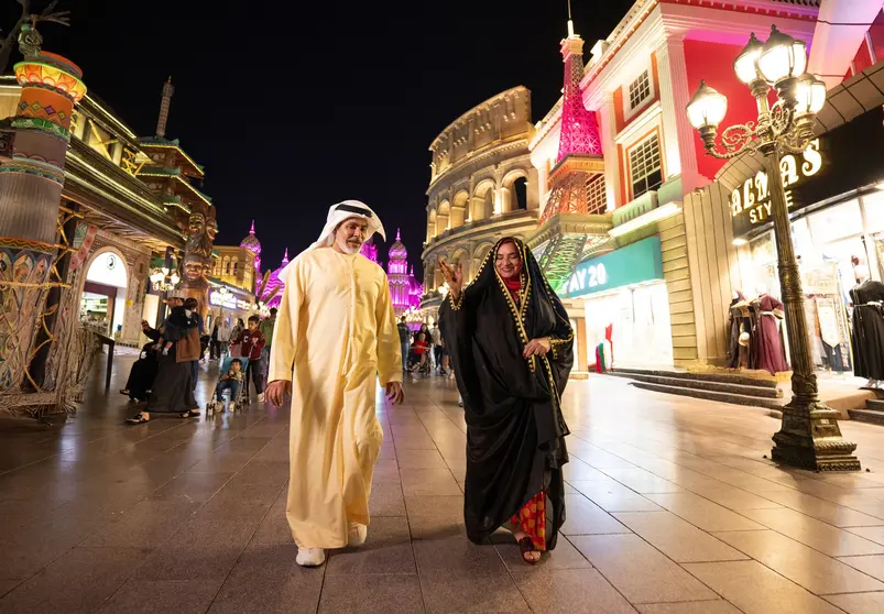 Una pareja pasea por Global Village en Dubai. (X)