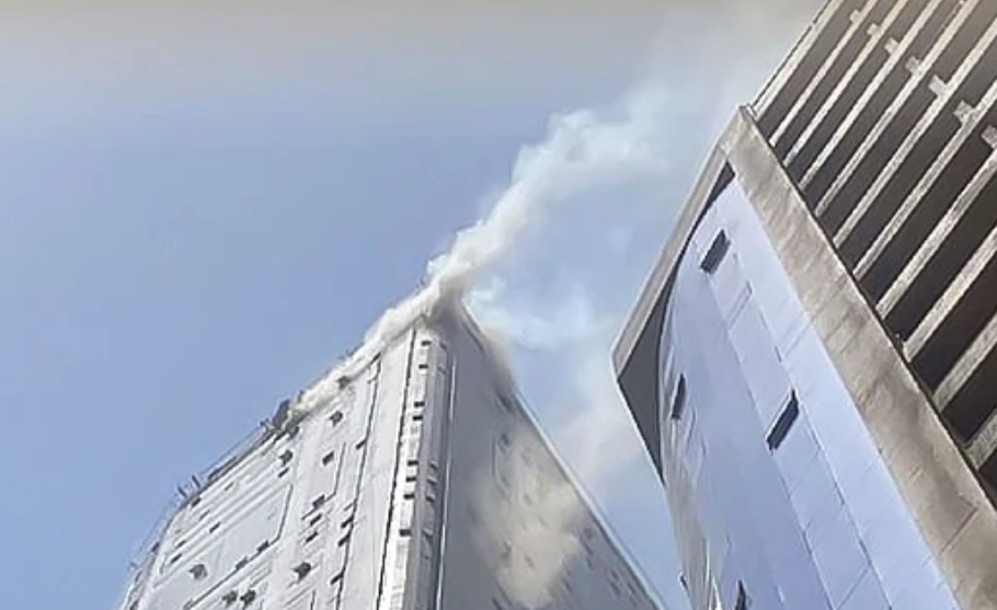 Una imagen del incendico d una torre en Sharjah. (X)