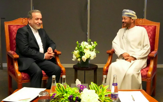 El ministro de Asuntos Exteriores iraní, Abbas Araghchi, con el ministro de Asuntos Exteriores de Omán, Sayyid Badr Al Busaidi, en Mascate, Omán. (WANA)