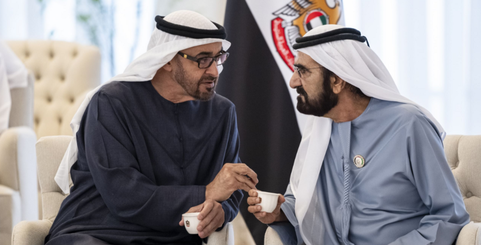 A la izquierda, el presidente emiratí junto al gobernante de Dubai. (WAM)