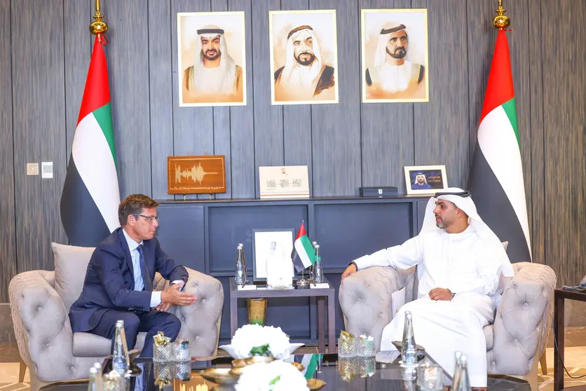 Un momento del encuentro entre el ministro emiratí y el diplomático español. (WAM)