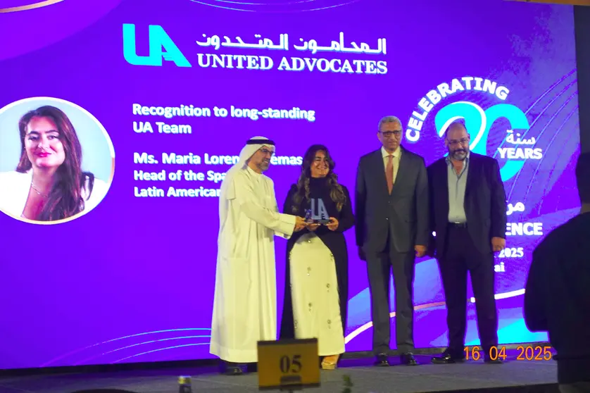 Reconocimiento a la letrada argentina María Lorenza durante el 20 Aniversario de United Advocates en Dubai. (María Moreno / EL CORREO)