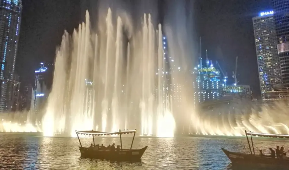 La Fuente de Dubai en el centro de la ciudad. (EL CORREO)