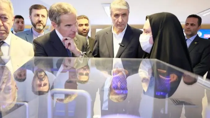 El director general de la Agencia Internacional de Energía Atómica, Rafael Grossi, y el director de la Organización de Energía Atómica de Irán, Mohammad Eslami, visitan una exposición sobre los logros nucleares de Irán en Teherán. (AEOI)