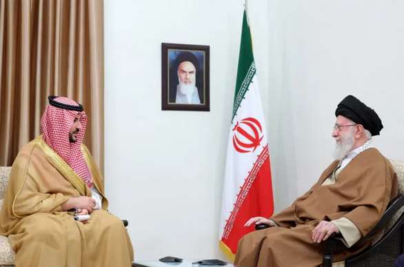 Encuentro en Teherán del líder supremo de Irán, Ali Jameneí, con el ministro de Defensa de Arabia Saudí, Jalid bin Salmán bin Abdulaziz. (Fuente externa)