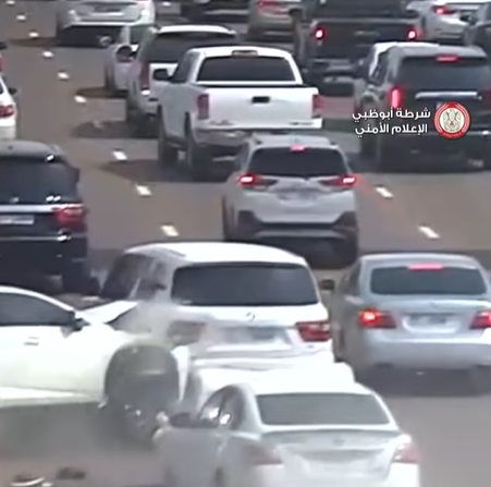 Captura de pantalla del vídeo difundido por la Policía de Abu Dhabi del choque.