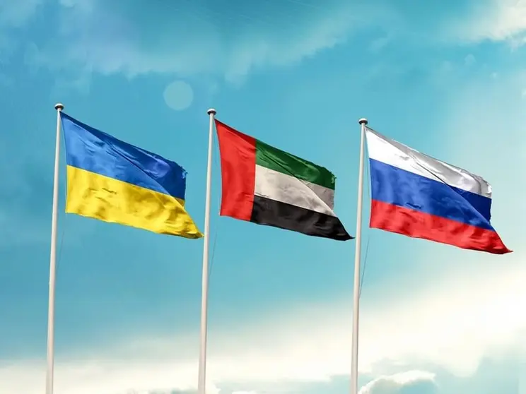 De izquierda a derecha, banderas de Ucrania, EAU y Rusia. (WAM)