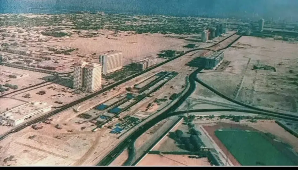 Sheik Zayed Road, la principal arteria de Dubai, en 1992. (Old Memories of U. A. E.)