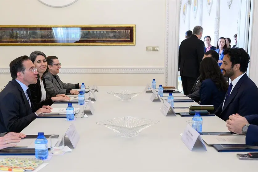 El ministro de Asuntos Exteriores, Unión Europea y Cooperación, José Manuel Albares, y el ministro de Economía de Emiratos Árabes Unidos, Abdullah bin Touq Al Marri, durante la reunión que han mantenido en Madrid. (Moncloa)