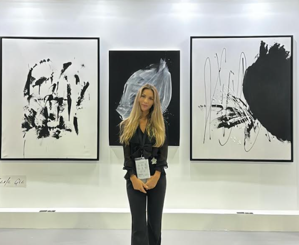 La artista posa ante parte de su obra. (Cedida)