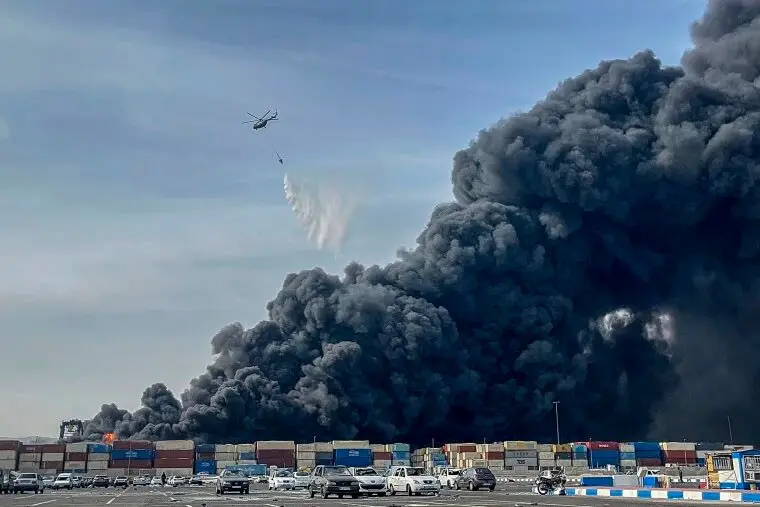 Columna de humo por la explosión en el puerto iraní. (X)