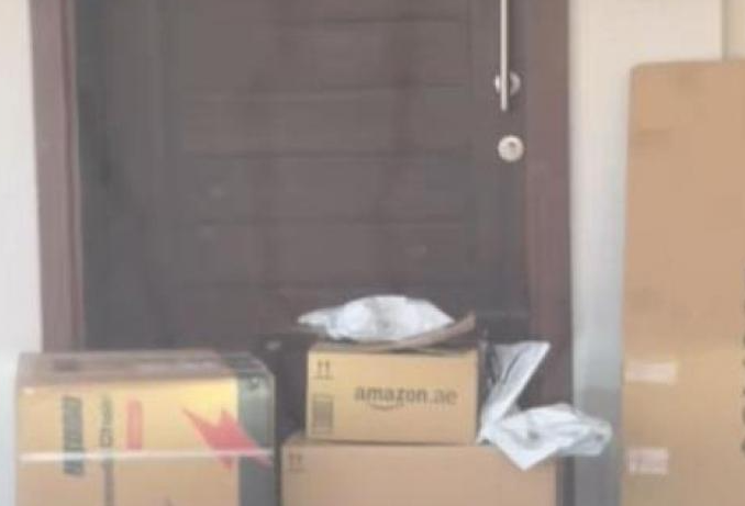 El pedido del español en la puerta de su casa en Dubai. (Tik Tok)